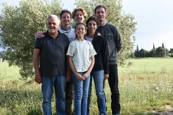 Famille du Domaine La Camarette posant devant un arbre dans un champ