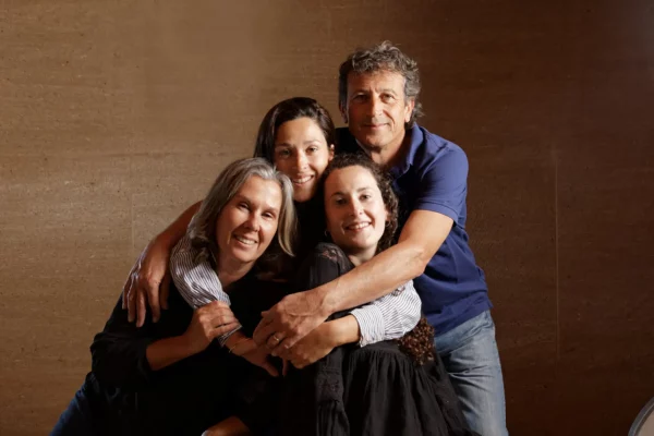 Portrait chaleureux de la famille du Domaine de Poulvarel, réunie dans une étreinte. On y voit quatre personnes souriantes