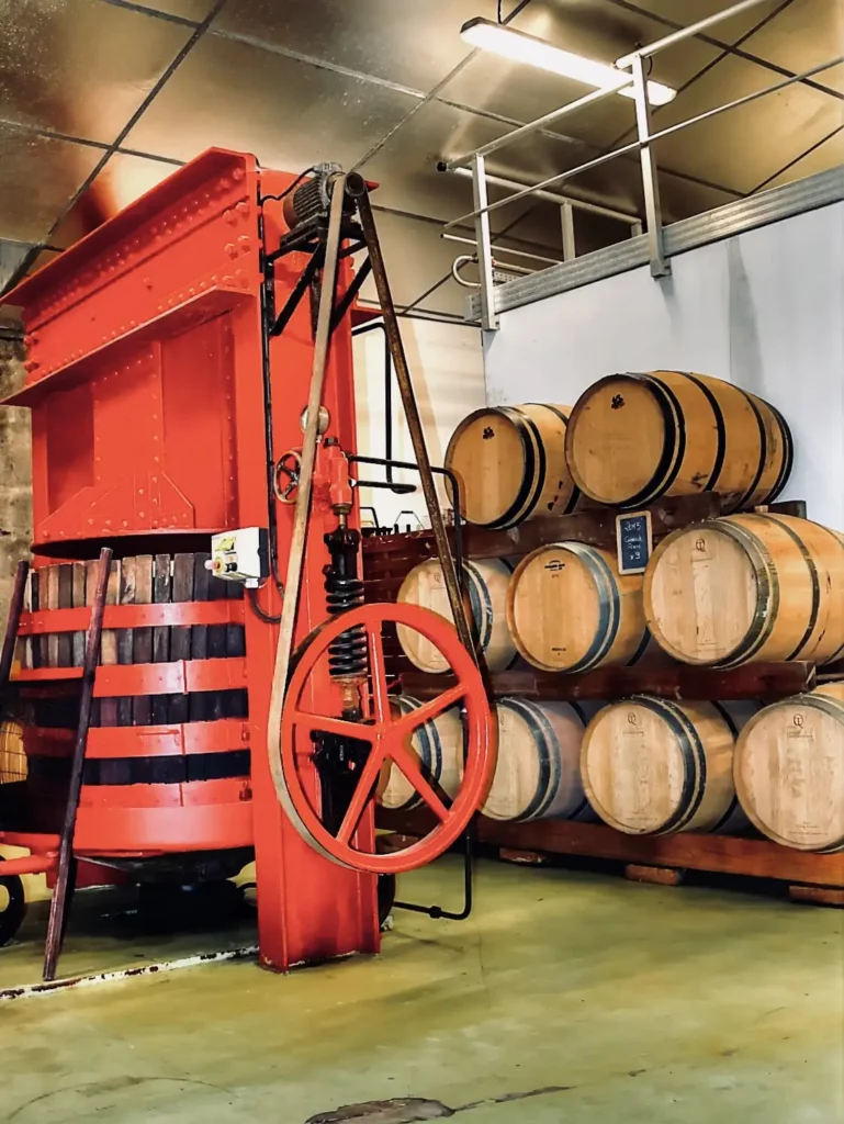 Barriques en ch&ecirc;ne dans le chai du Ch&acirc;teau Vieux Mougnac