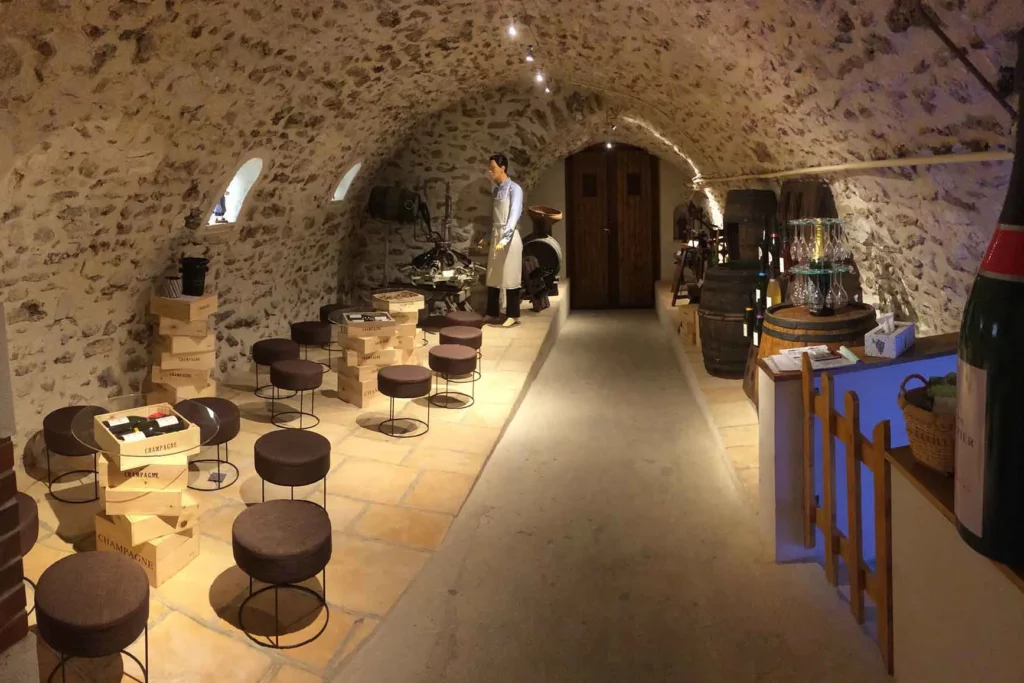 Champagne Denis Frézier - Cave voûtée en pierre aménagée pour la dégustation