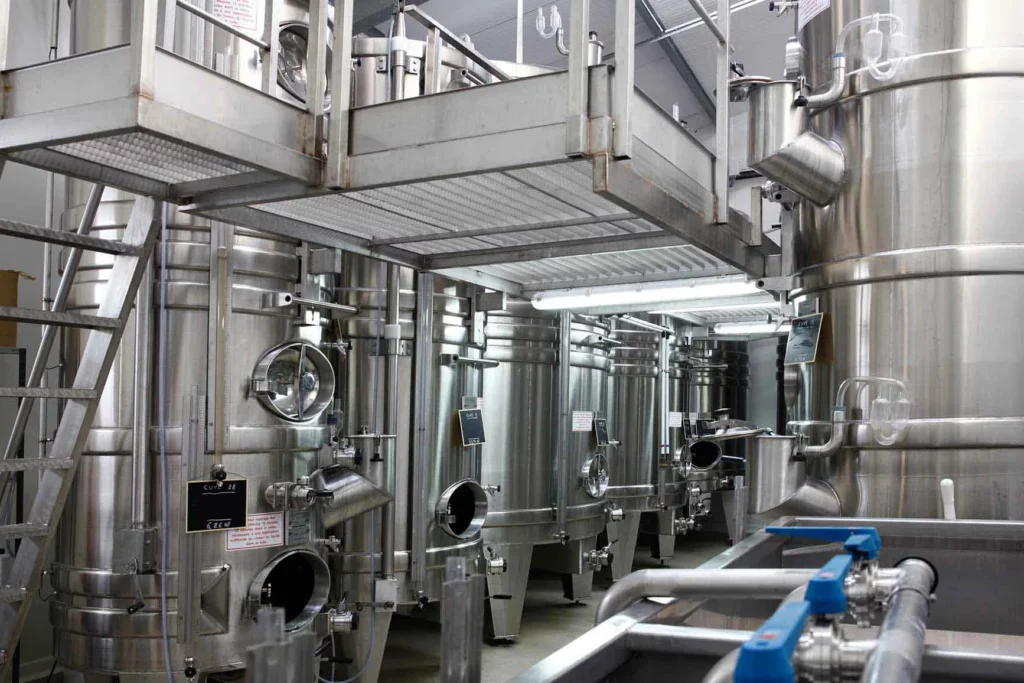 Champagne Denis Frézier - Cuves en inox et passerelle de la cuverie