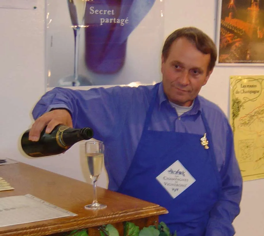 Champagne Denis Frézier - Denis Frézier servant une flûte de champagne