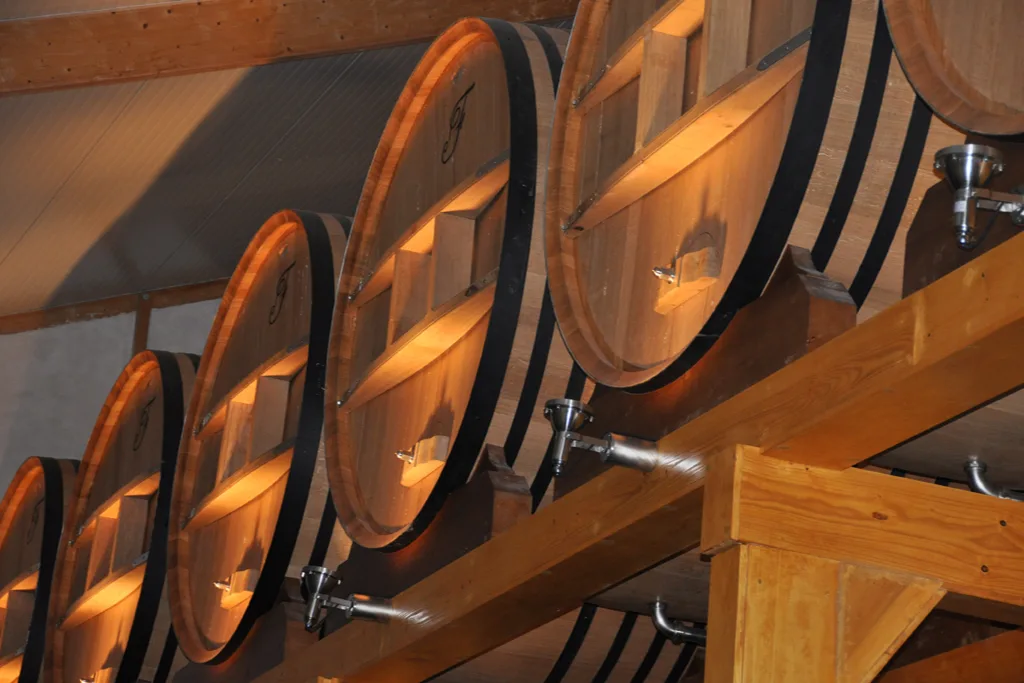 Champagne Fleury - Foudres de chêne posés en hauteur sur leur charpente de bois