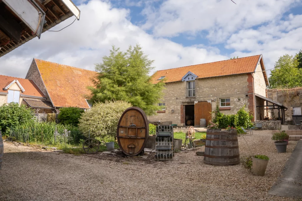 Champagne Francis Boulard & Fille - La cour du domaine et son vieux foudre
