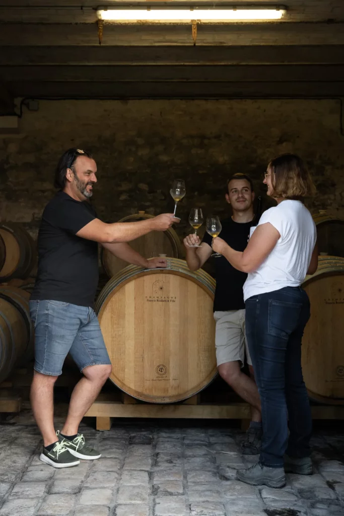 Champagne Francis Boulard & Fille - Mathieu, Quentin et Delphine trinquent entre les fûts