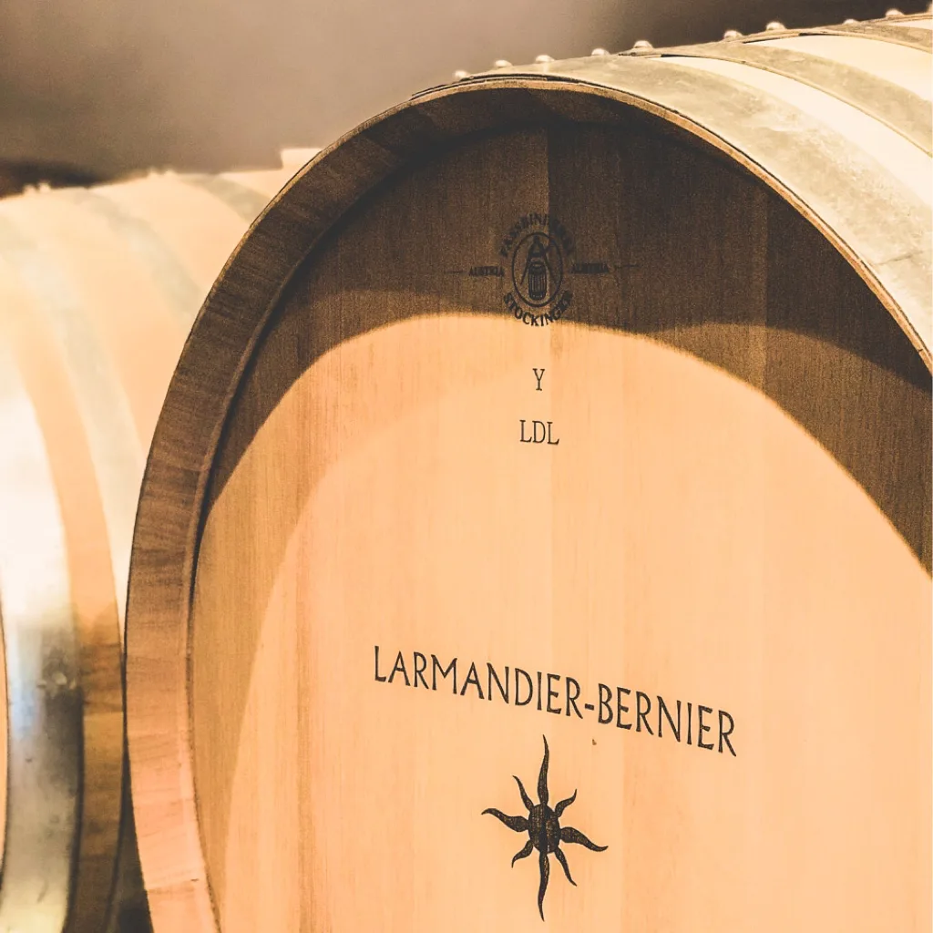 Champagne Larmandier-Bernier - Fût de chêne marqué au nom du domaine dans le chai