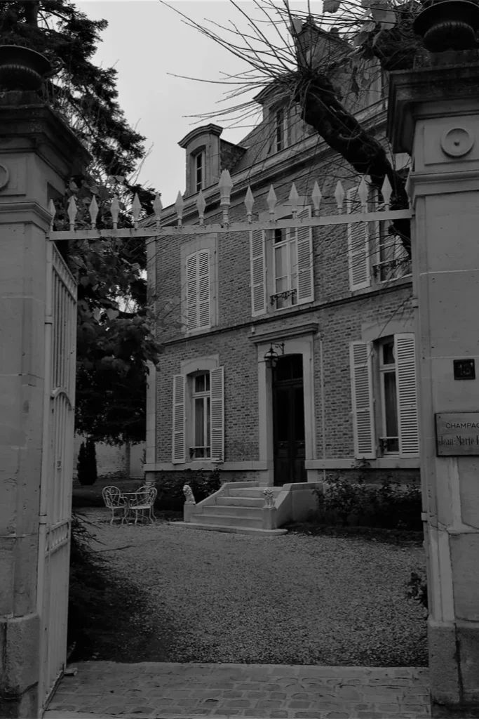 Champagne Lepreux-Penet - La maison familiale derrière son portail, en noir et blanc
