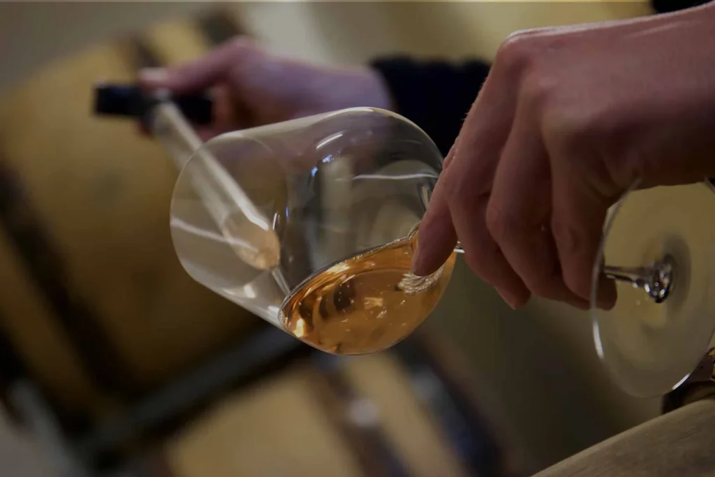 Champagne Nowack - Vin prélevé à la pipette dans un fût de chêne