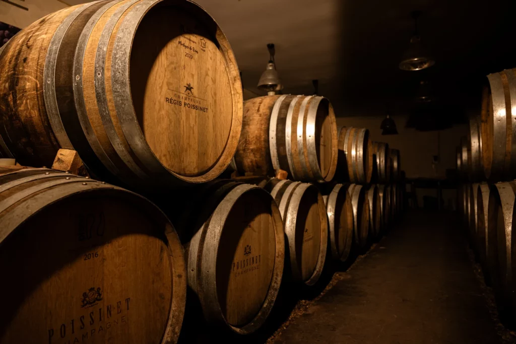 Champagne Régis Poissinet - Fûts de chêne marqués au nom de la maison dans la cave