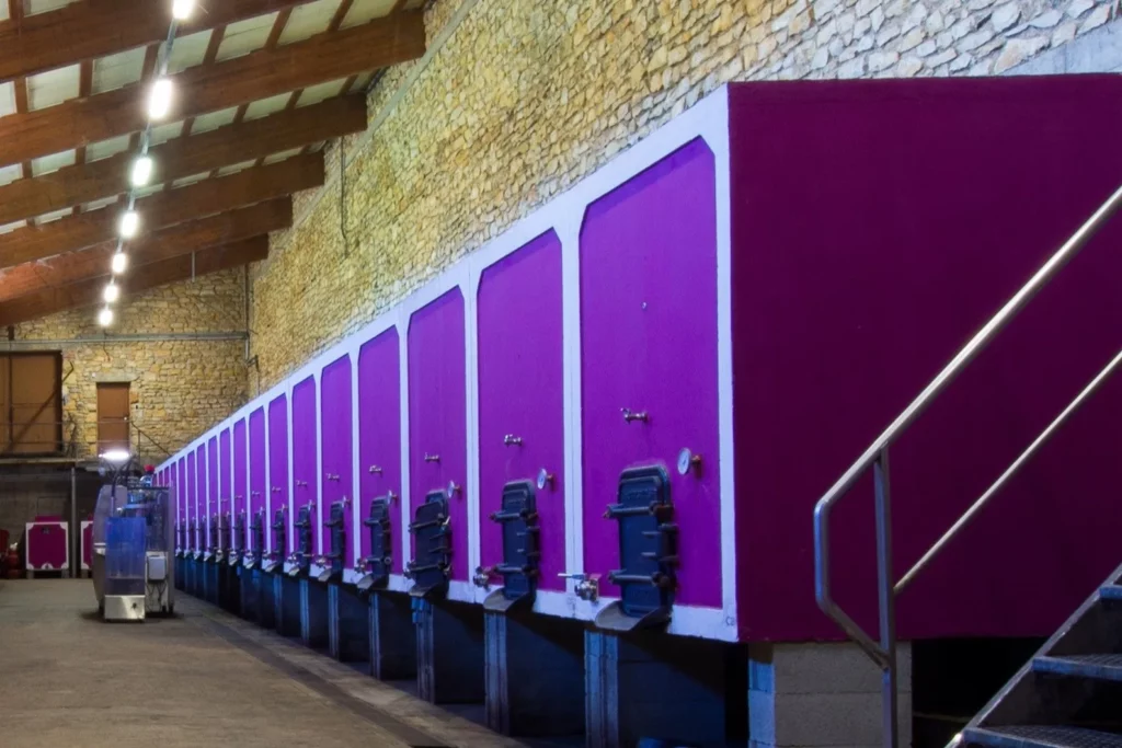 Château de Chambert - Chai de fermentation et ses cuves béton