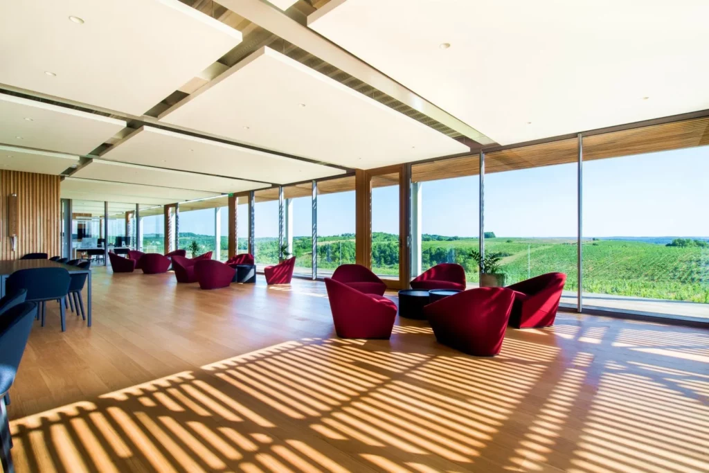 Château de Chambert - Salle panoramique ouverte sur le vignoble