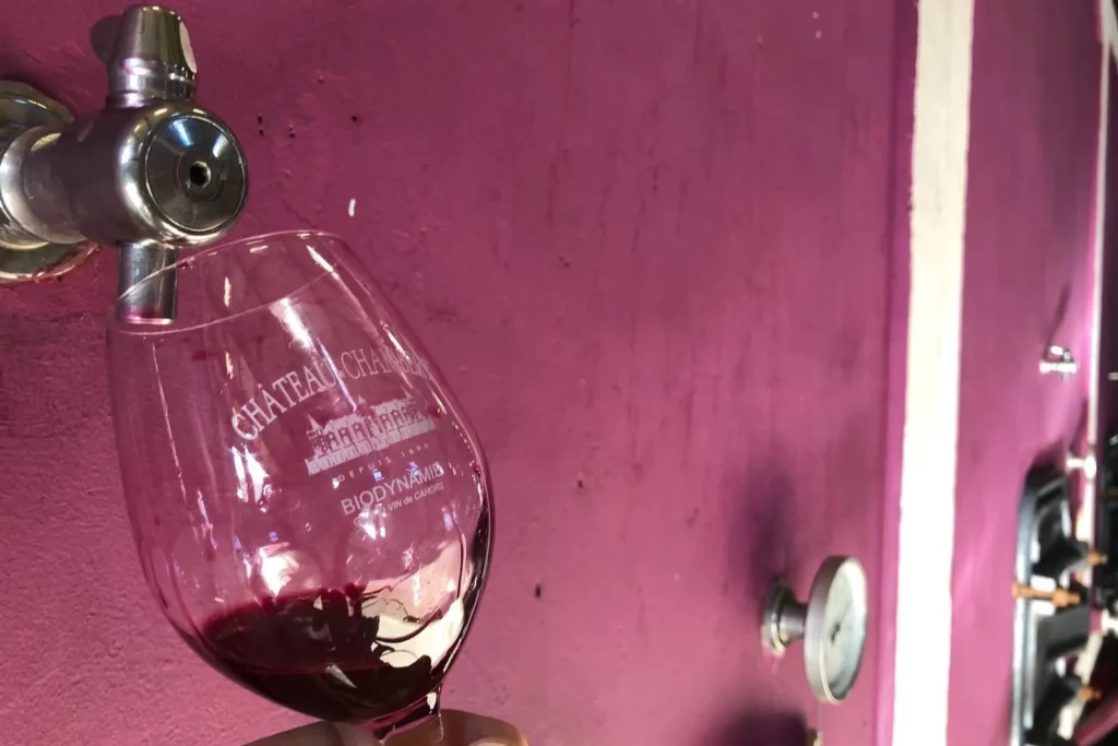 Château de Chambert - Verre de Malbec devant les cuves
