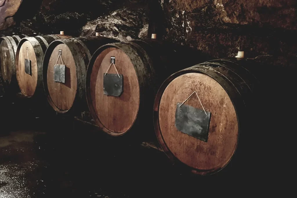 Château de Coulaine - Barriques alignées dans la cave