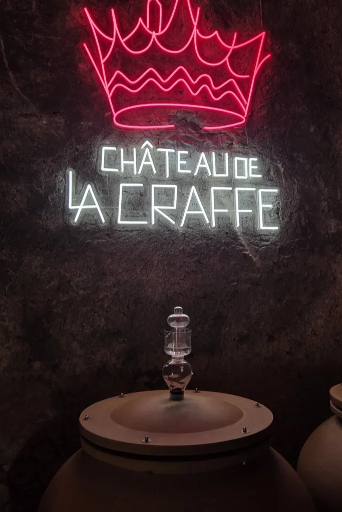 Château de la Craffe - Amphore sous l’enseigne lumineuse du chai