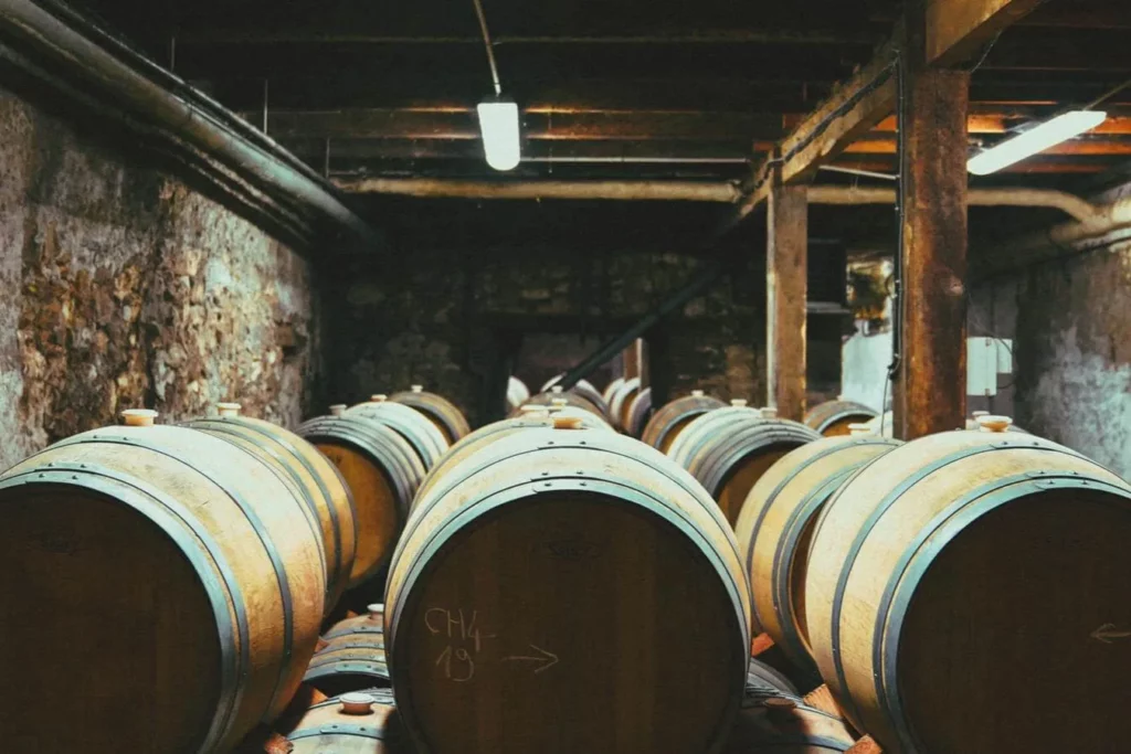 Château du Cèdre - Le chai et ses fûts de 500 litres