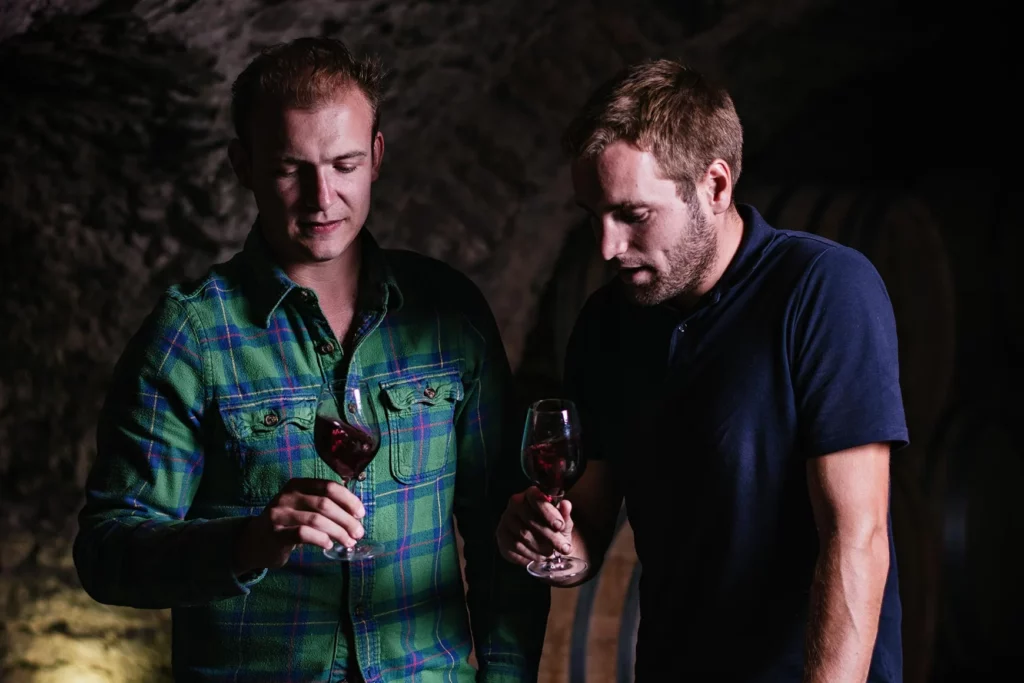 Château du Moulin-à-Vent - Édouard Parinet et Brice Laffond verre en main dans la cave