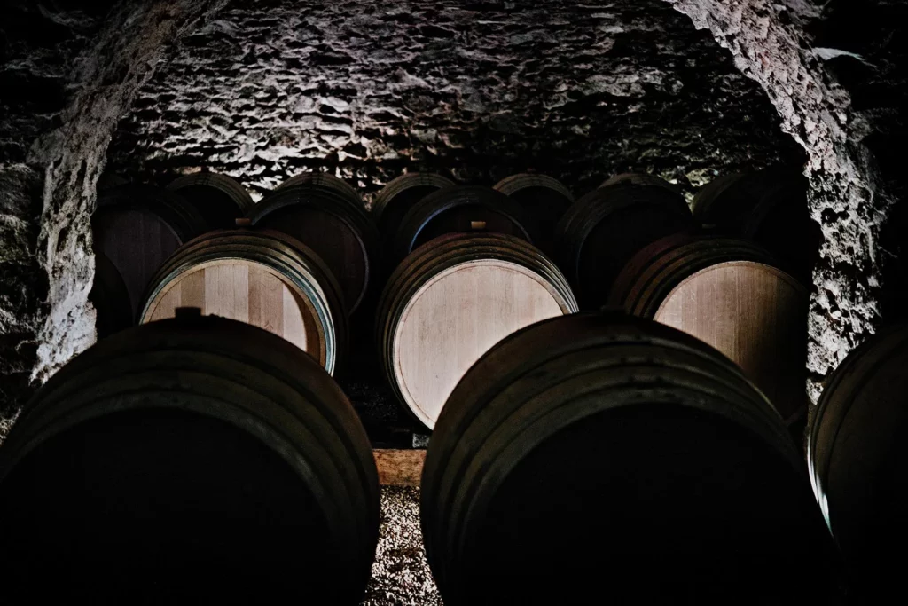 Château du Moulin-à-Vent - Fûts alignés sous la voûte de pierre de la cave