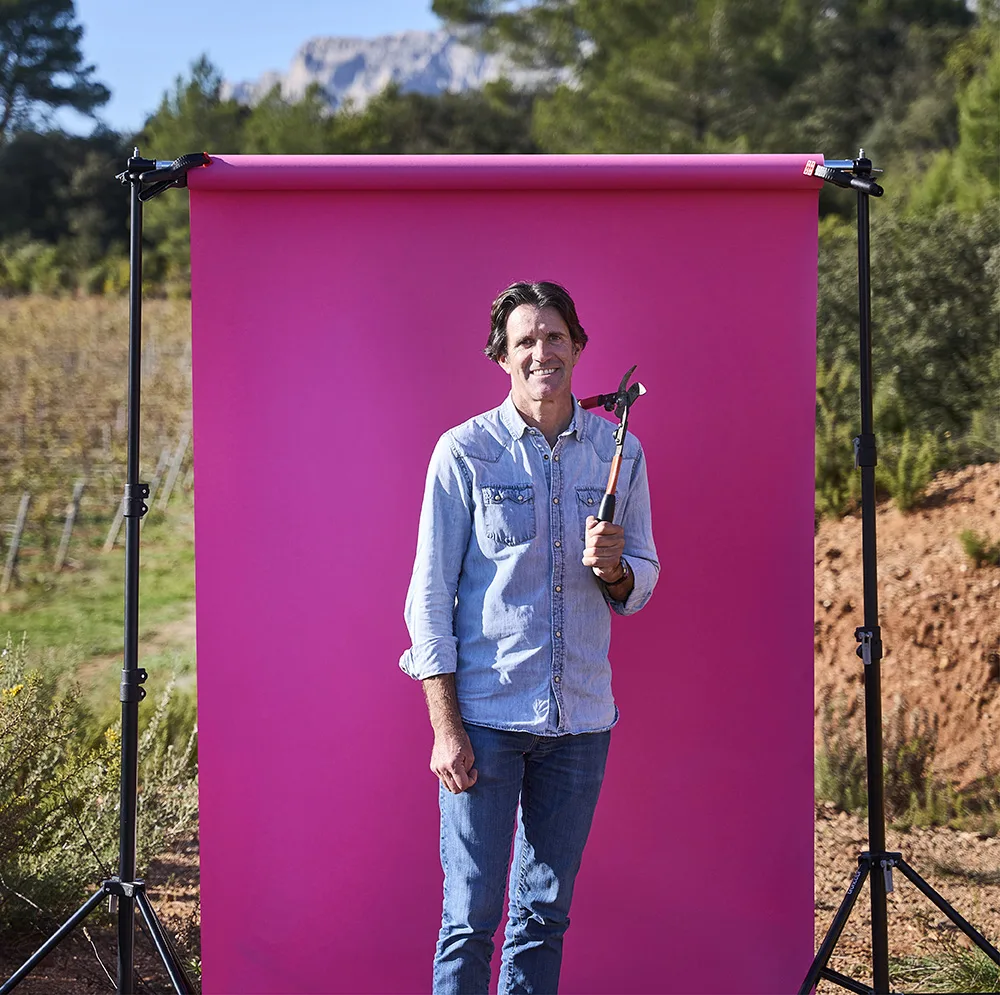 Château Gassier - Georges Gassier, vigneron, posant au milieu des vignes