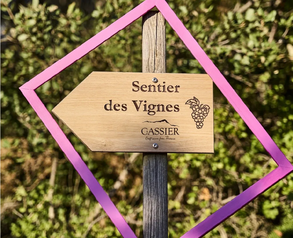 Château Gassier - Panneau du Sentier des vignes dans la garrigue