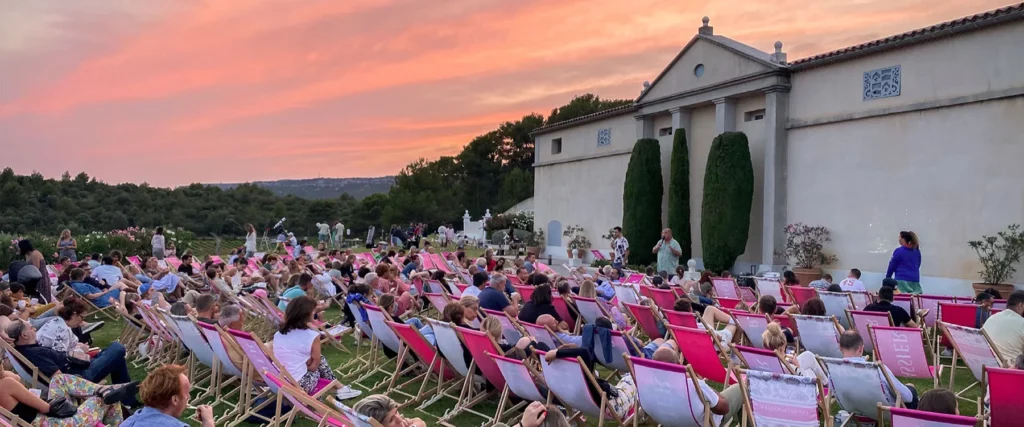 Château Gassier - Soirée d’été en plein air devant les bâtiments du domaine