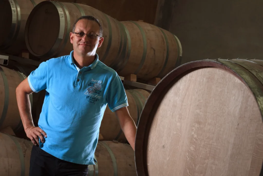 Château Haut-Monplaisir - Le vigneron dans le chai à barriques