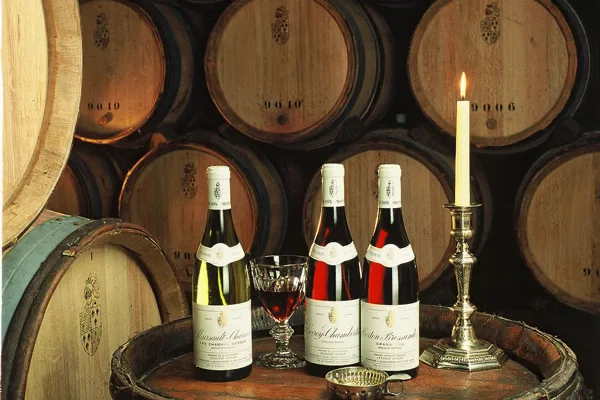 Domaine Antonin Guyon - Meursault, Gevrey-Chambertin et Corton posés sur un fût en cave
