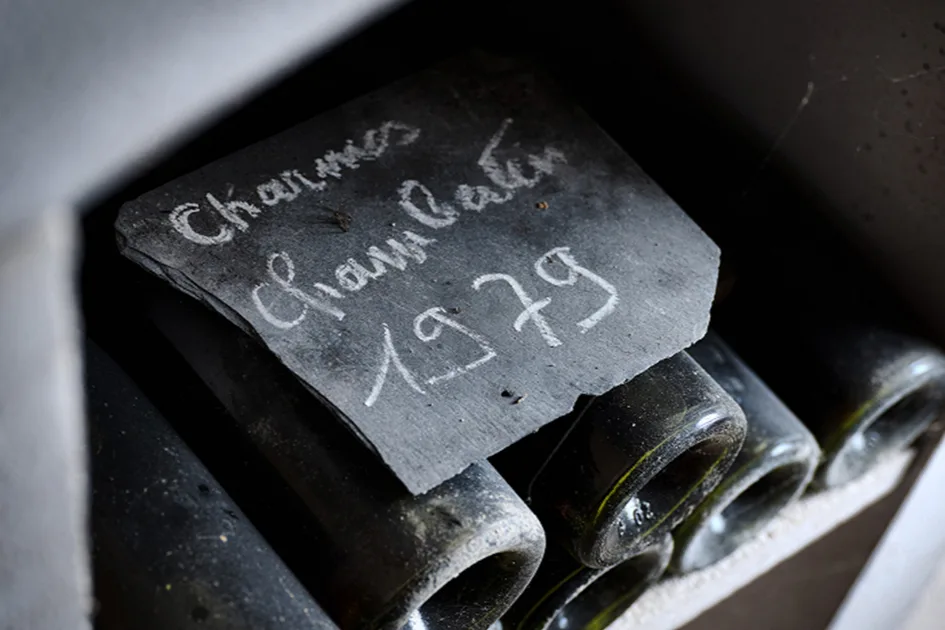 Domaine Arlaud - Ardoise marquée à la craie Charmes-Chambertin 1979 sur de vieilles bouteilles