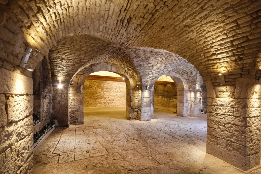Domaine Arlaud - Les caves voûtées du domaine, éclairées sous leurs arches