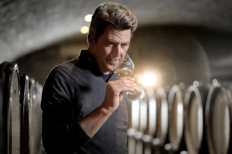 Domaine Arlaud - Cyprien Arlaud en dégustation entre les fûts