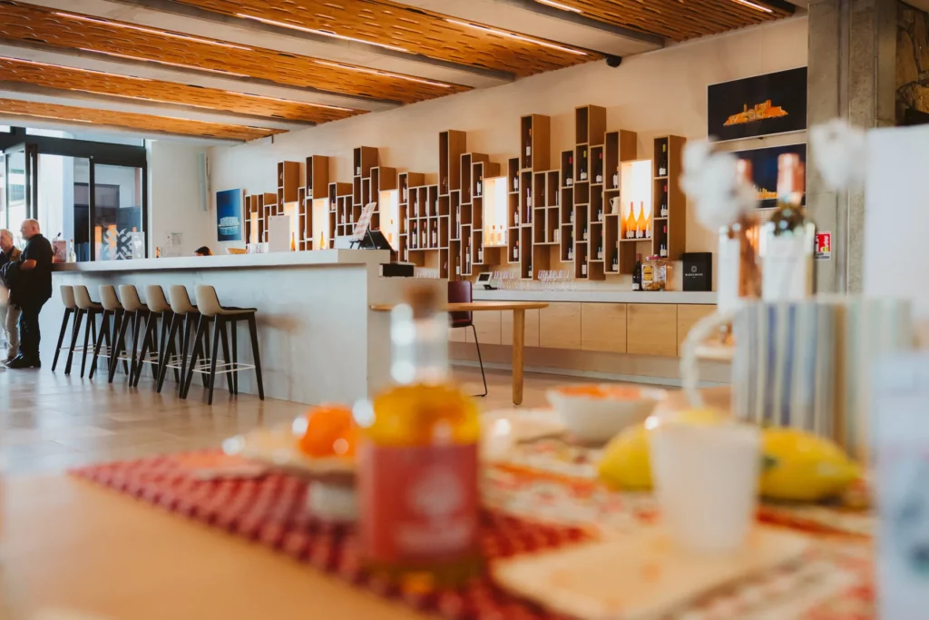 Domaine Bargemone - Le bar de dégustation du caveau sous son plafond de bois