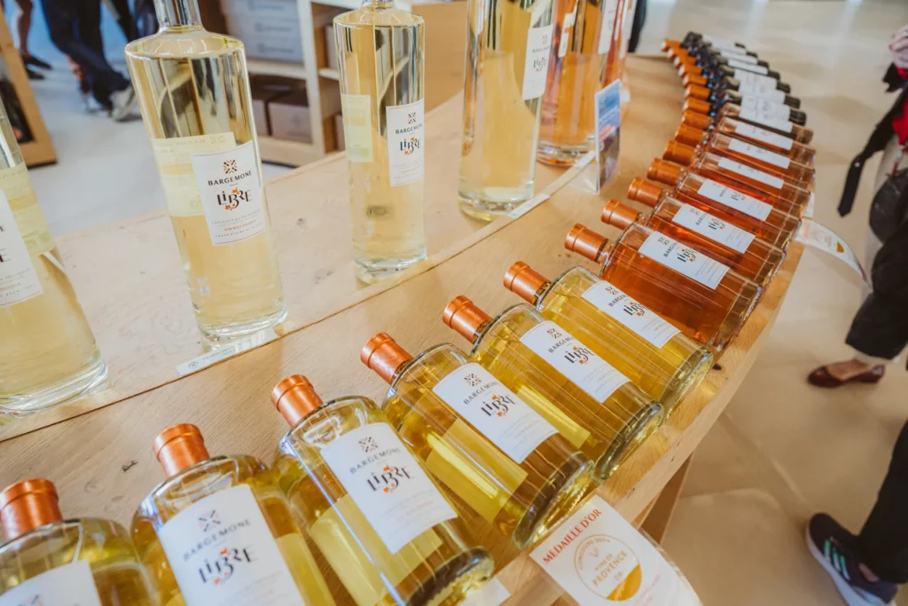 Domaine Bargemone - Les bouteilles de la gamme alignées au caveau