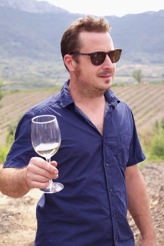 Domaine Benastra - Joseph Paillé, vigneron, dégustant un vin blanc dans les vignes