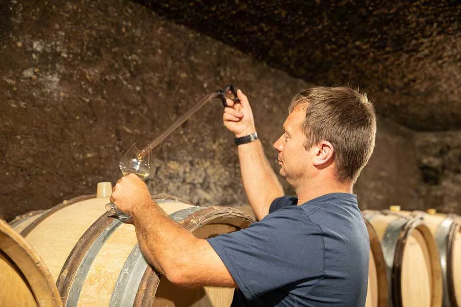 Domaine Bernard Millot - Prélèvement à la pipette dans un fût de la cave