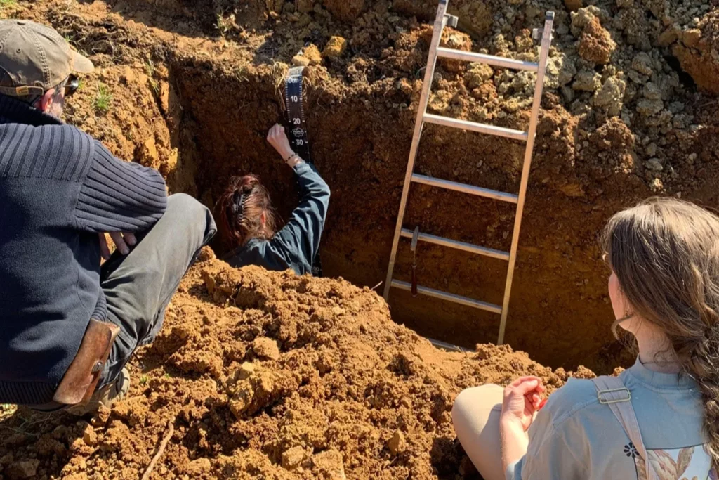 Domaine Camille Braun - Fosse creusée dans la vigne pour lire le profil du sol