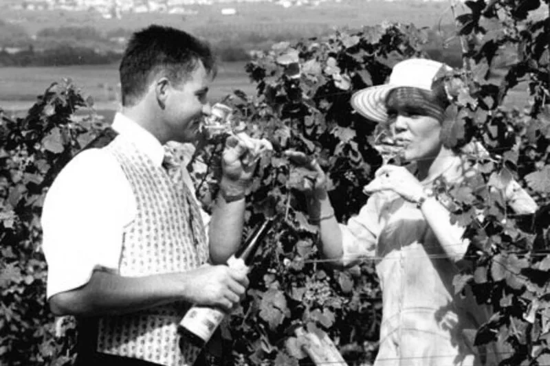 Domaine Charles Frey - Dominique et Nathalie Frey dégustant dans les vignes