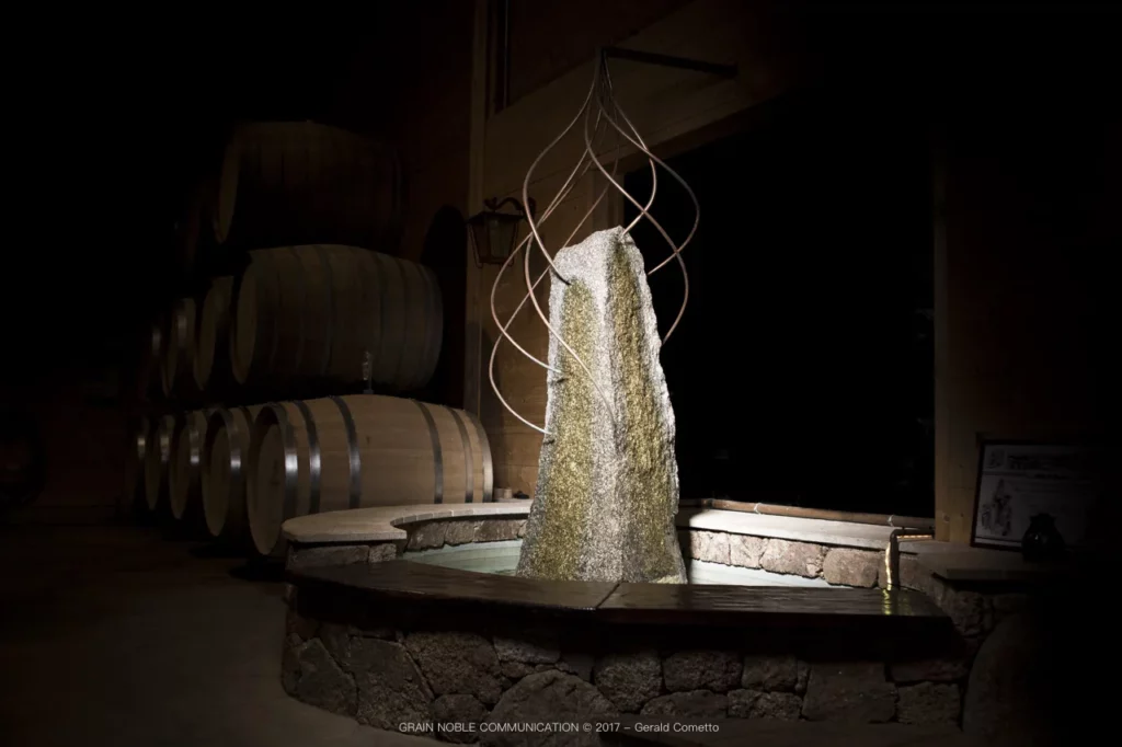 Domaine Charles Frey - Menhir de granit et ses fils de cuivre au centre du chai