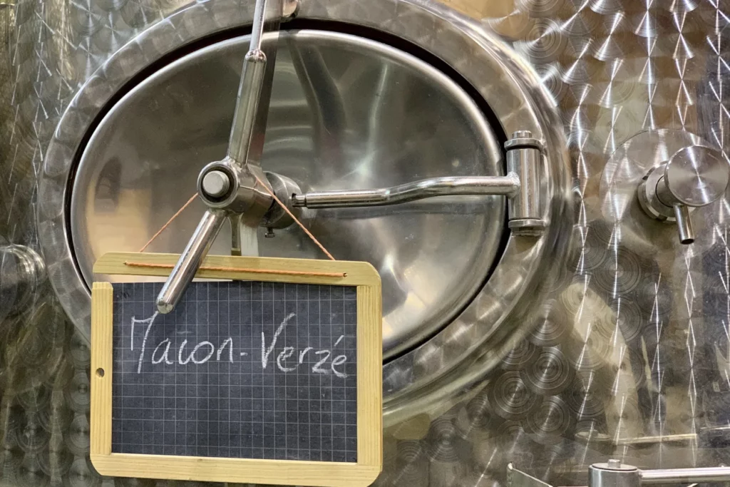 Domaine de la Jobeline - Cuve inox marquée Mâcon-Verzé à la craie dans la cuverie