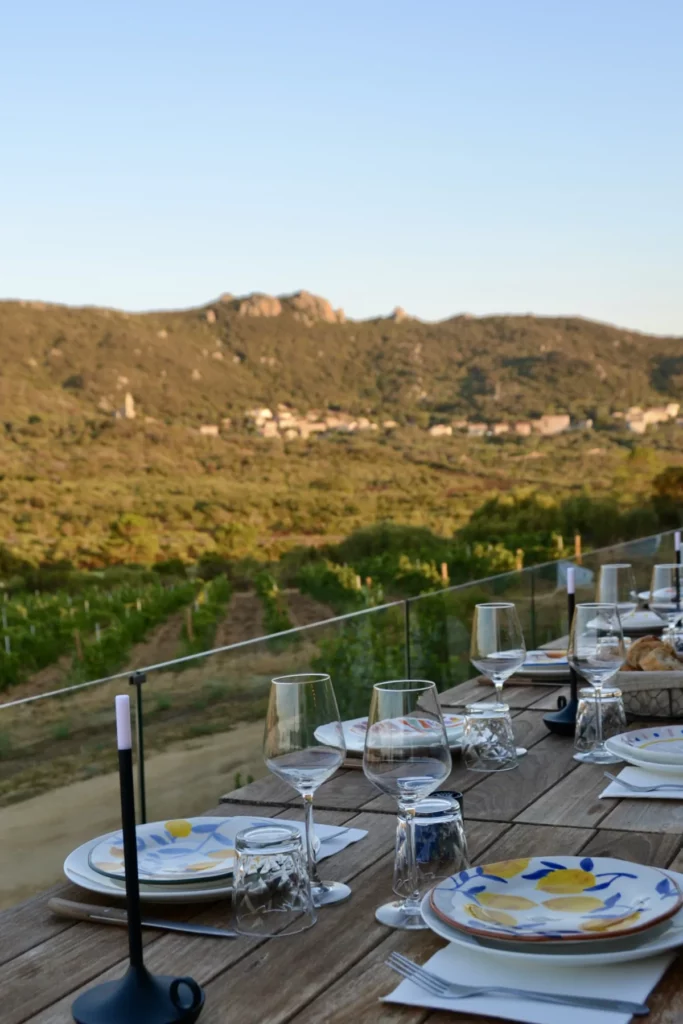 Domaine de la Murta - Table dressée en terrasse face aux vignes et aux collines