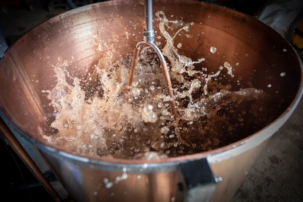 Domaine de la Vougeraie - Préparation brassée en vortex dans le dynamiseur en cuivre