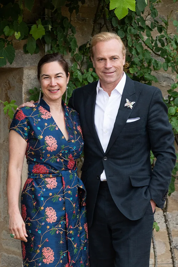 Domaine de la Vougeraie - Nathalie et Jean-Charles Boisset devant un mur de vigne vierge