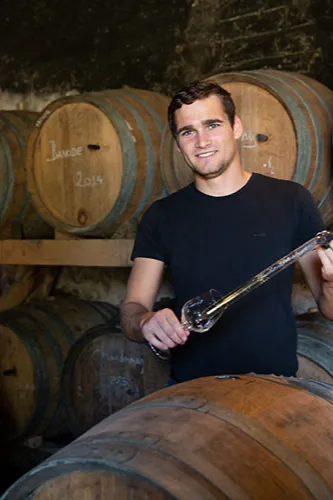Domaine de Montbourgeau - César Deriaux, pipette en main, dans la cave à fûts