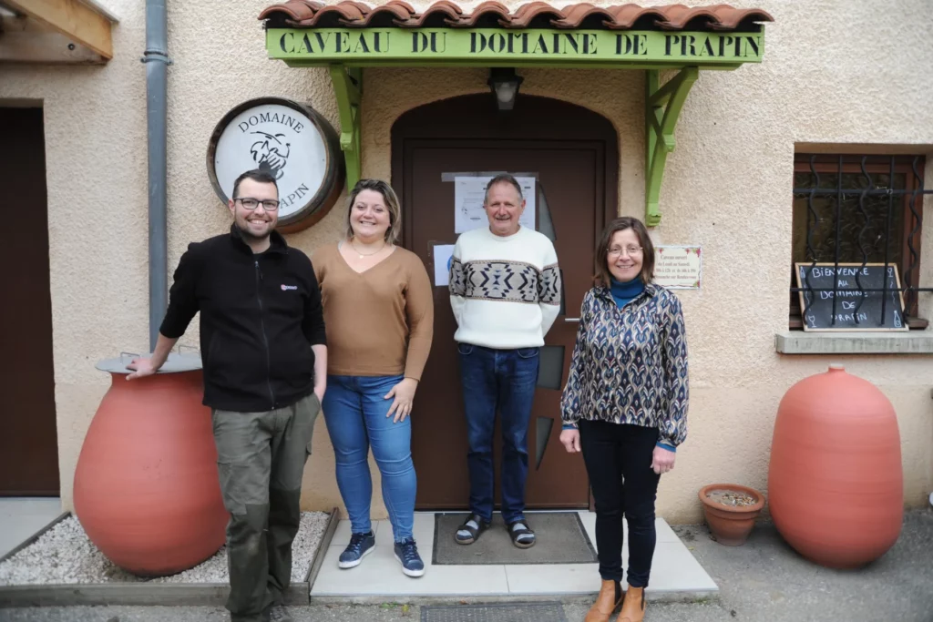 Domaine de Prapin - La famille Jullian Riviere devant le caveau, entre deux amphores