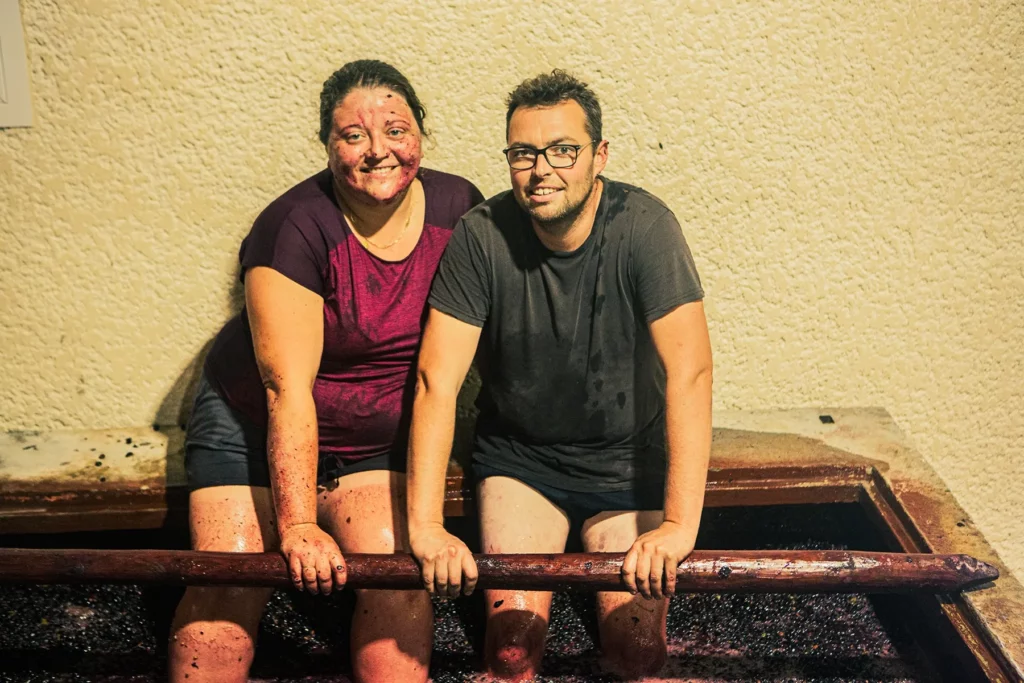 Domaine de Prapin - Lucie et Pierre Riviere dans la cuve de foulage