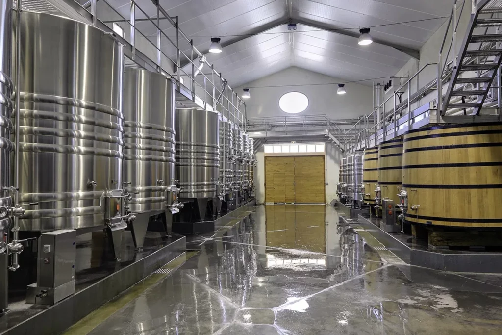 Domaine de Valdition - La cuverie, cuves inox d’un côté et foudres de bois de l’autre