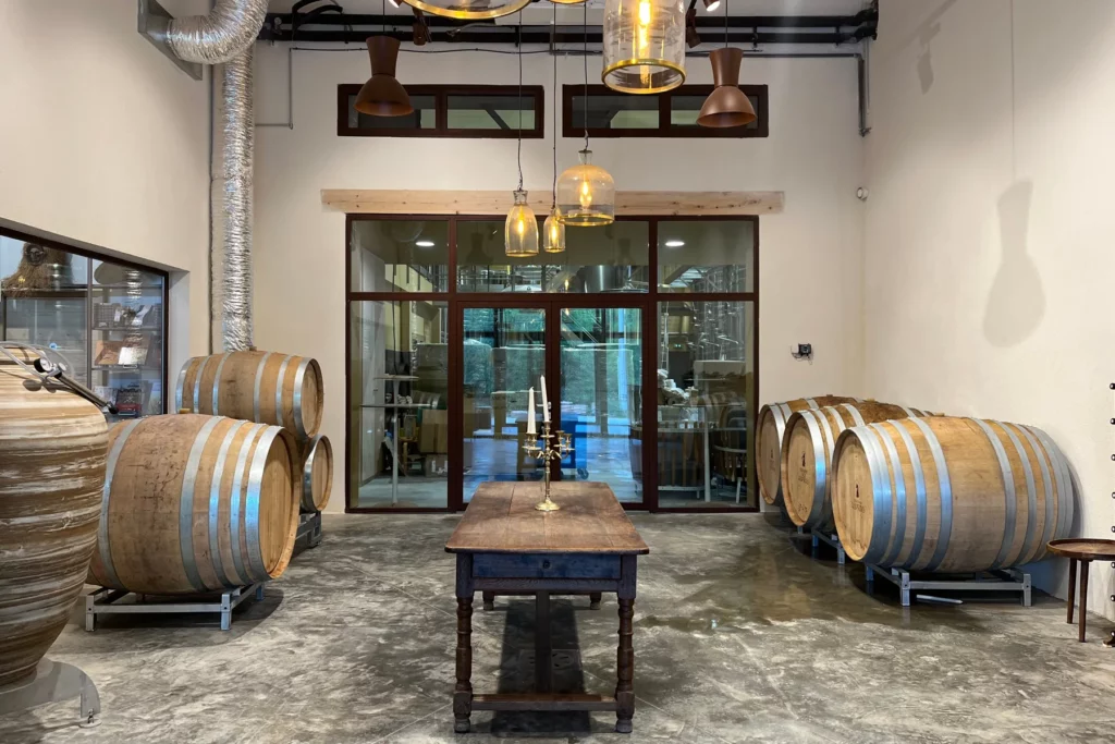 Domaine des Aspras - Le chai à barriques du domaine