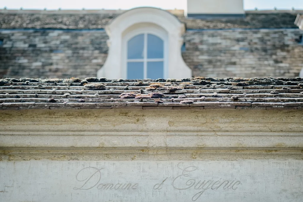 Domaine d’Eugénie - Le nom du domaine gravé dans la pierre, sous une lucarne