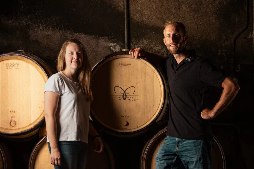 Domaine du Champ de la Croix - Audrey et Benoît dans la cave, entre les fûts de chêne
