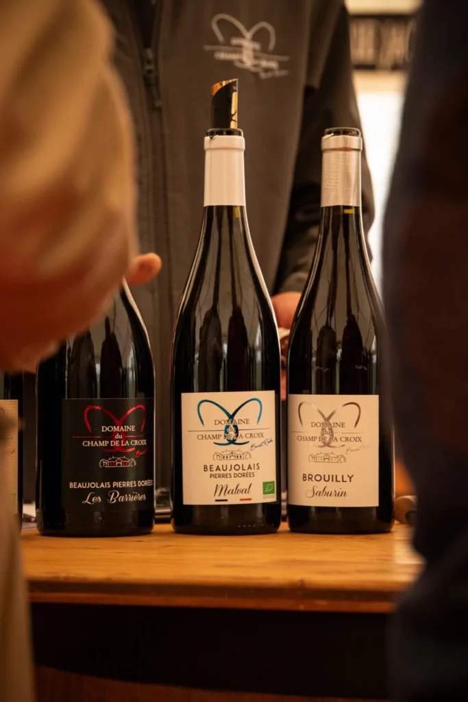 Domaine du Champ de la Croix - Les Barrières, Malval et le Brouilly Saburin sur une table de dégustation