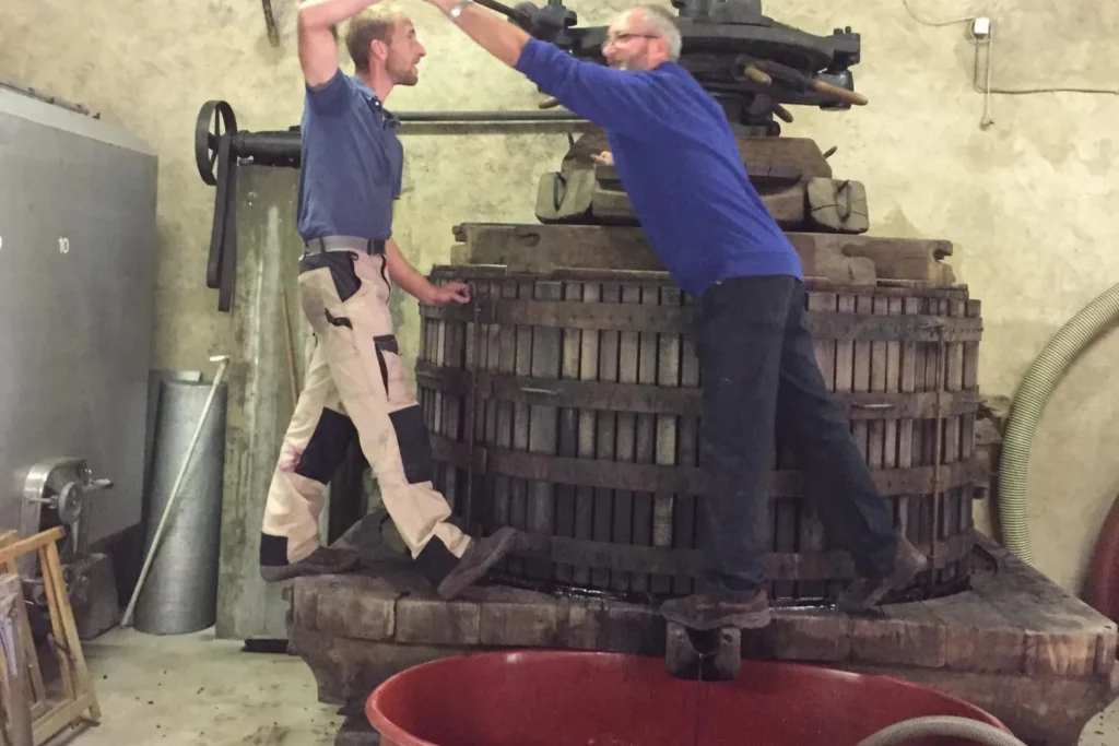 Domaine du Champ de la Croix - Benoît Roche et son père Daniel au vieux pressoir en bois