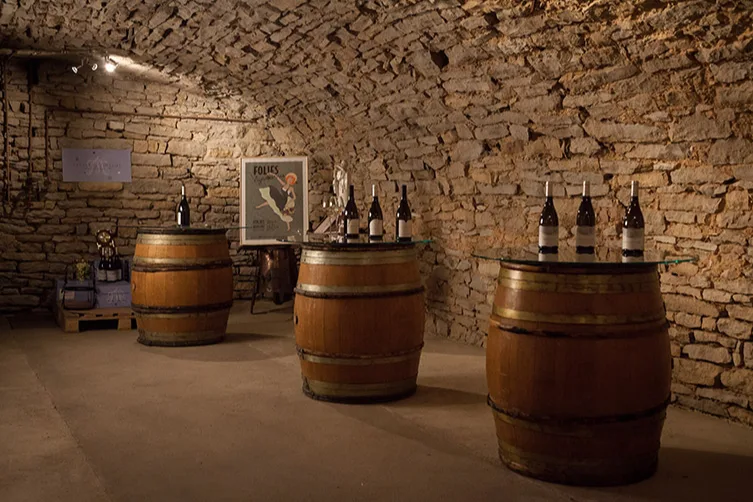 Domaine Feuillat-Juillot - Le caveau voûté en pierre et ses fûts
